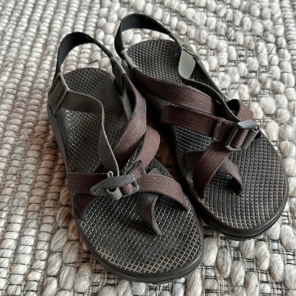 Women’s Chacos Size 8 with Toe Strap Black